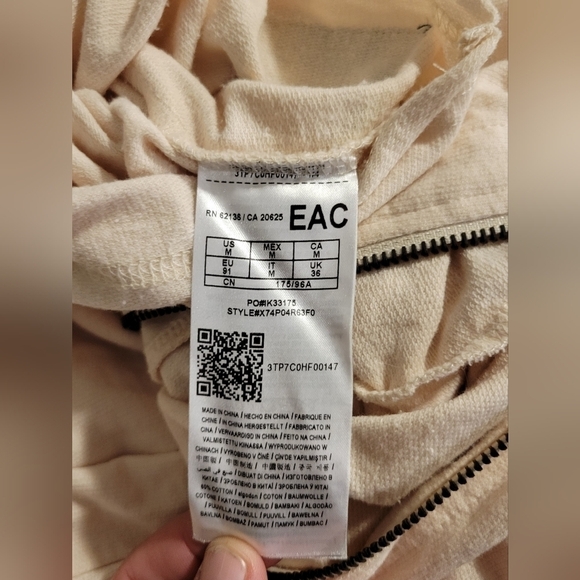 Guess Short Sleeve Quarter Zip Shirt with factory slots. Men's Size-Medium - Picture 4 of 6